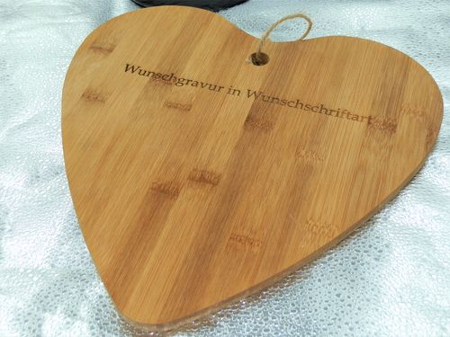 Schneidebrett aus Holz in Herzform mit Wunschgravur ca. 30x30cm
